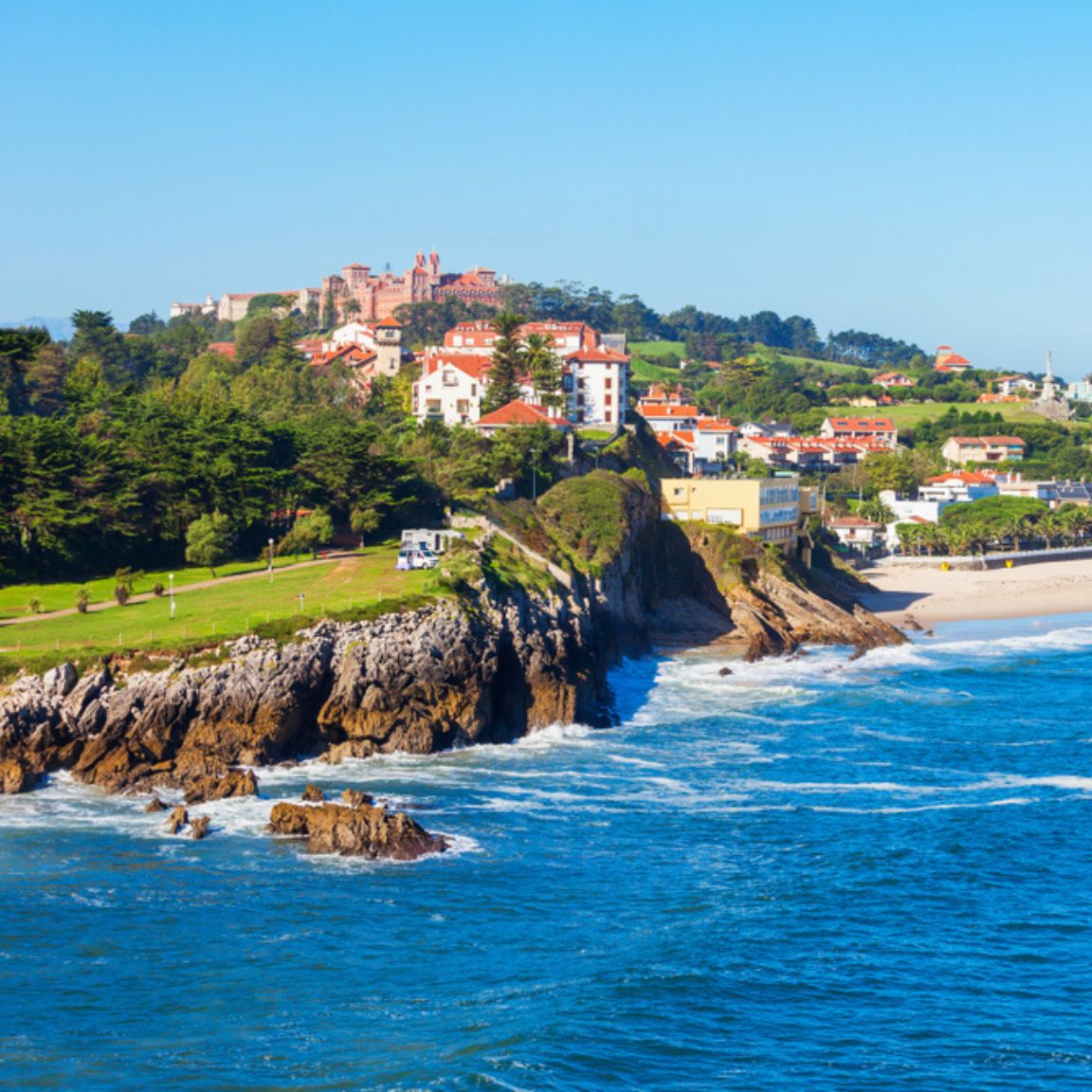 <p>座落於西班牙北部的科米亞斯是一個迷人的小鎮，以其風格豐富的現代主義建築而聞名。安東尼奧·高迪的作品「卡皮奧拉宮」是當地的明珠，擁有獨特而精緻的建築風格。科米亞斯如詩如畫，帶您穿越時光。</p>
