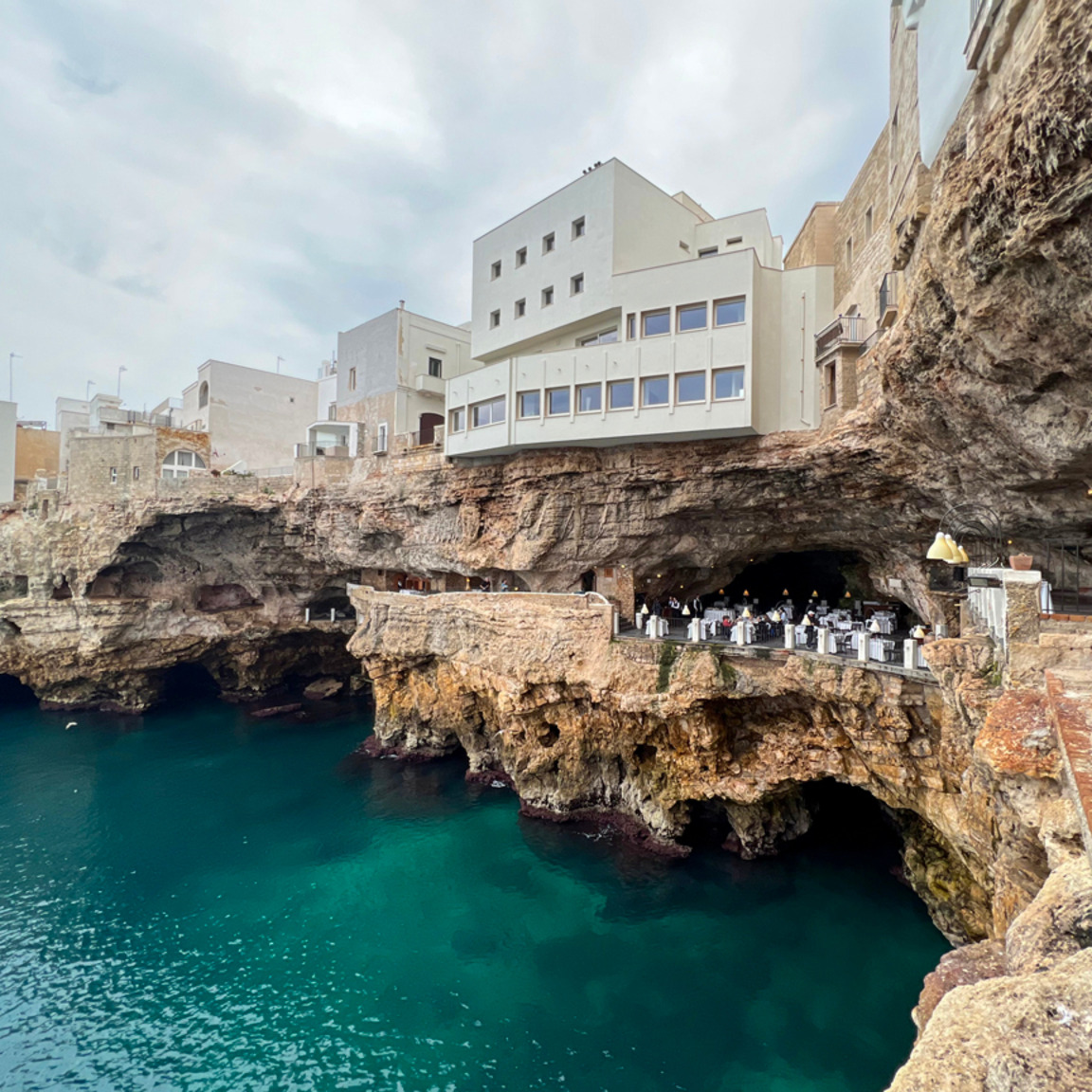 <p>獨一無二的洞穴餐廳。隨著海浪拍打，就餐者能夠欣賞到令人屏息的海景。這個獨特而浪漫的用餐體驗，讓人置身於美麗的自然中，同時品味到極致的義大利美食。</p>

