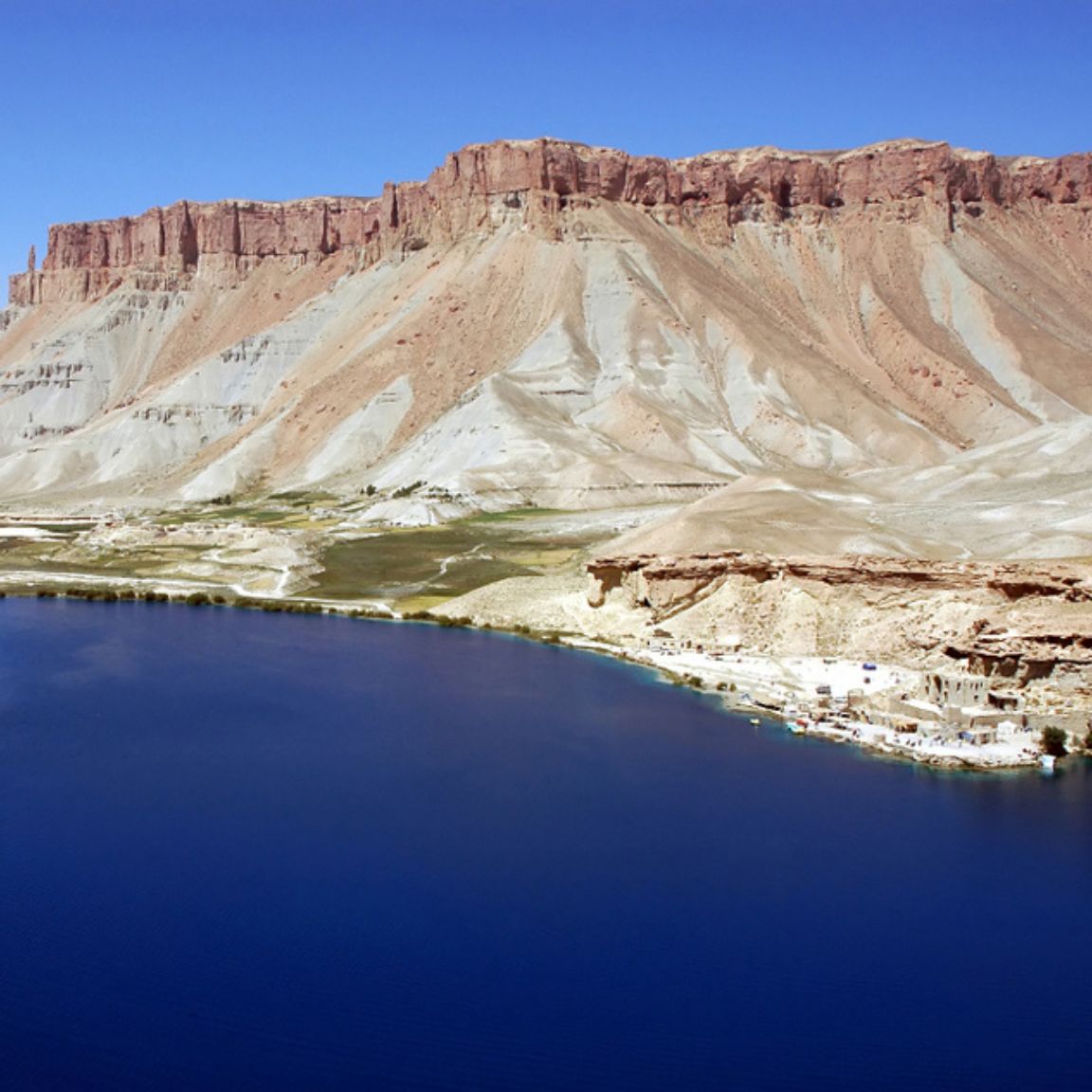 <p>巴米揚（Bamiyan）德班艾米爾國家公園，寶藏般的自然寶地。壯觀的山脈、神秘的洞窟、古老的文化遺址，構成這片令人心馳神往的風景。探索這片古老的土地，感受歷史的沉澱，是一場不可思議的冒險。</p>
